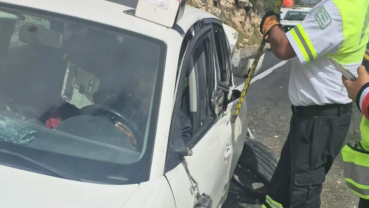 accidente de auto cae en cerro en Tehuacan